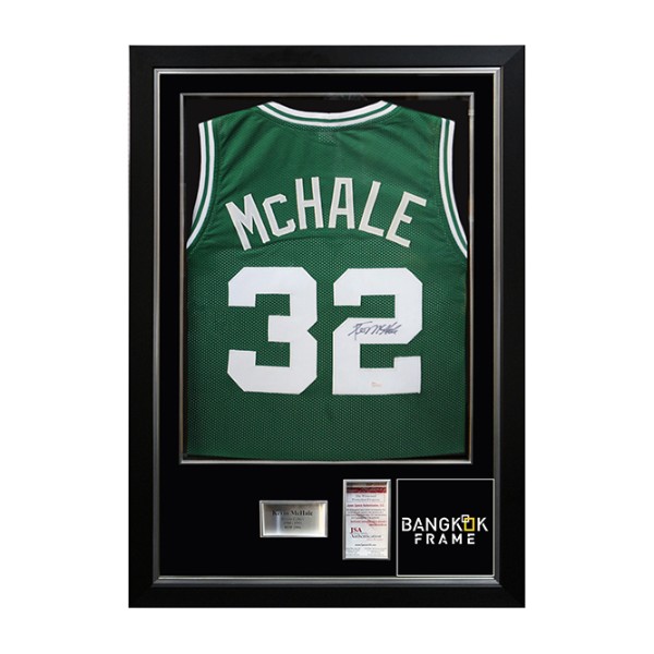 กรอบรูปโชร์เสื้อขาวพร้อมลายเซ็นนักร้องที่ชอบ